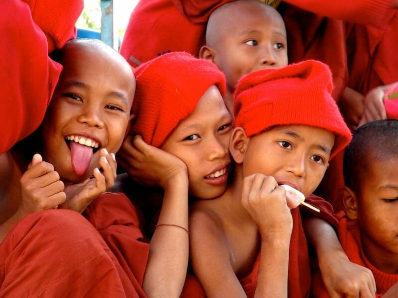 gros plan enfants moines bagan birmanie gros plan enfants moines bagan birmanie