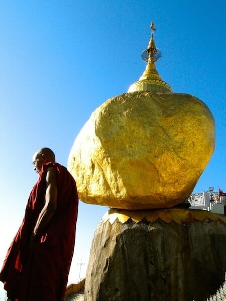 Ascension et visite du Rocher d’Or – Kin Pun, Birmanie moine devant le rocher d or Kyaikhto Myanmar