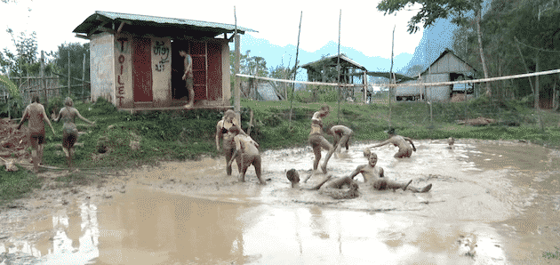 volley dans la boue tubing Vang Vieng Laos