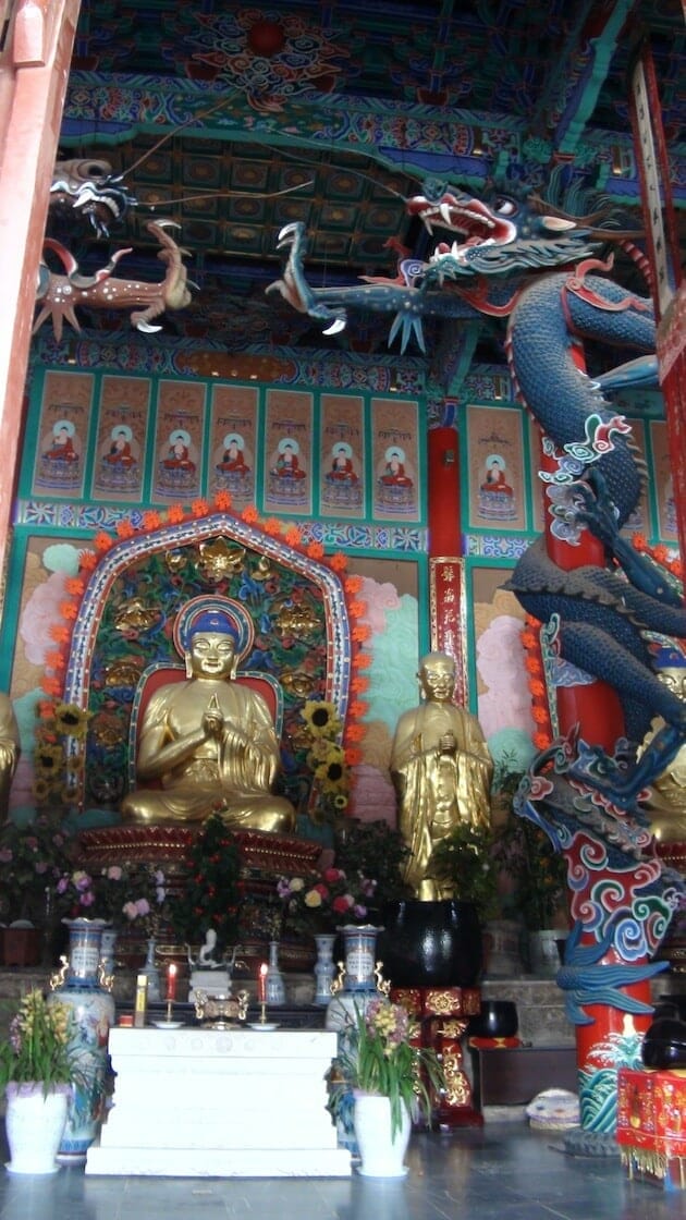 Intérieur temple Kunming Chine