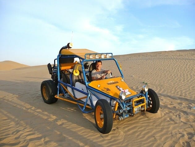 alex dans la buggy sandboarding oasis Huacachina pérou alex dans la buggy sandboarding oasis Huacachina pérou