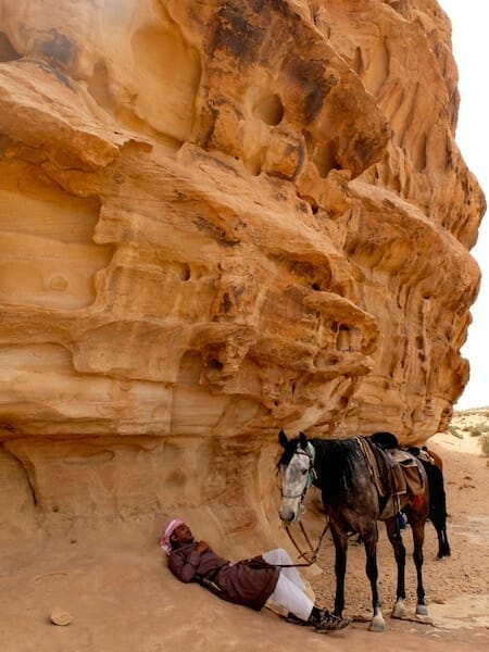 bedouin et cheval wadi rum