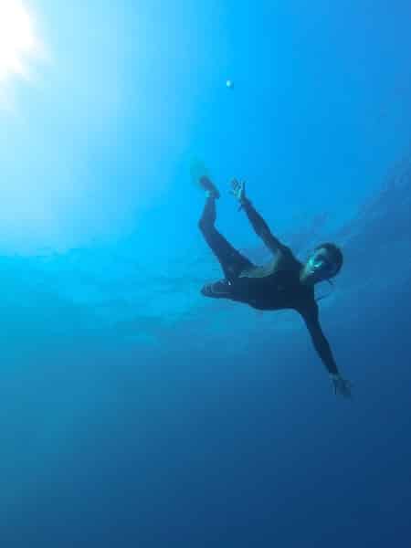 Mon stage de plongée en Apnée en Méditerranée – Mon baptême en vidéo alex en apesanteur en apnee en mediterranee