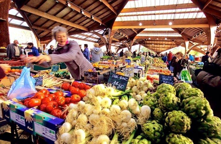 Brive-la-Gaillarde - Le marche sous la Halle Georges Brassens