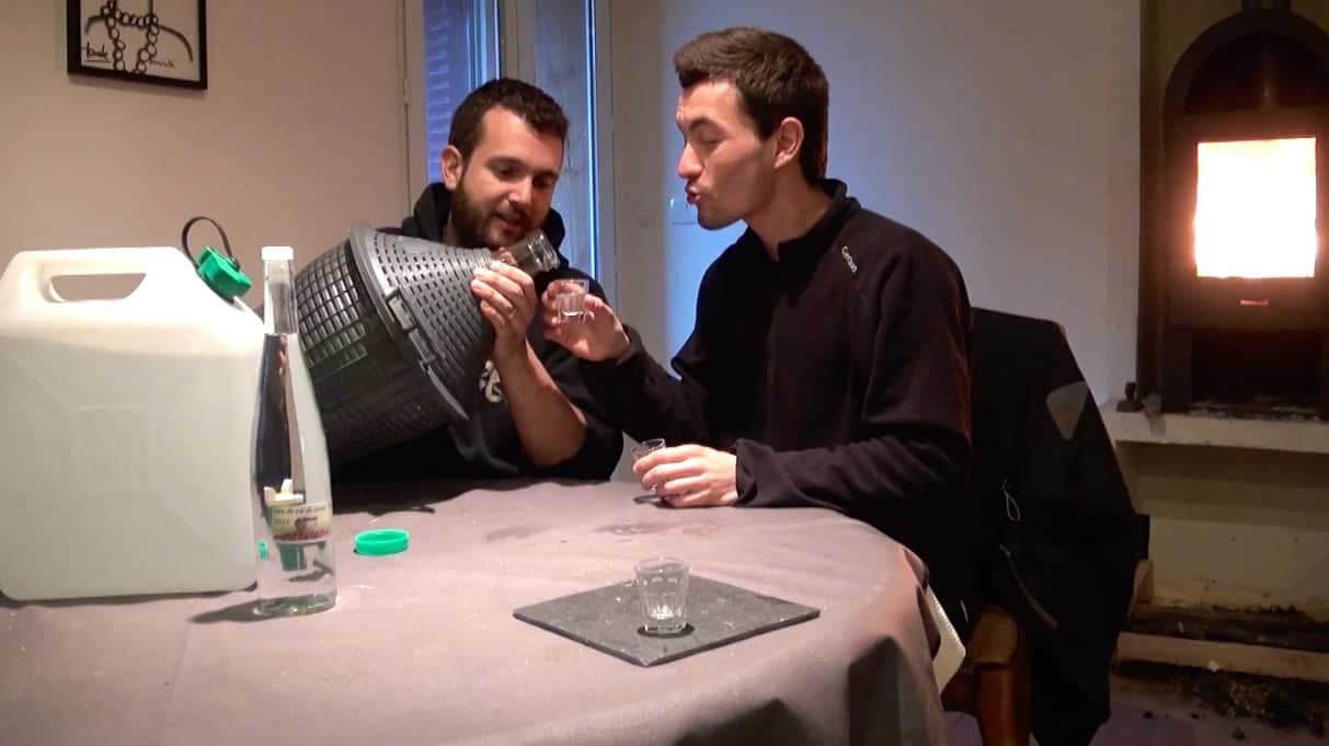 dégustation eau de vie entre amis