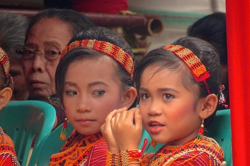 jeunes filles cérémonie toraja jeunes filles cérémonie toraja