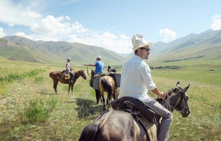 kirghizistan alex vizeo a cheval