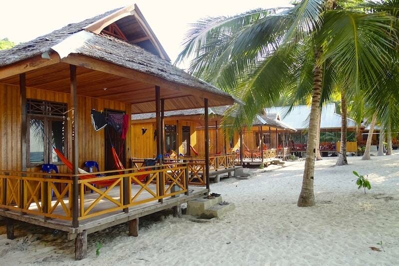 sera beach sulawesi indonesie