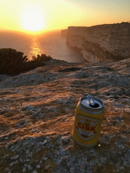 Petite bière locale posé au bord des falaises de Ta Cenc, tranquille.