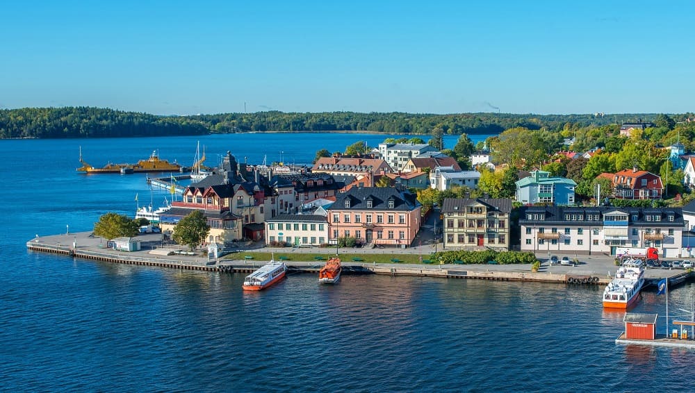 Vaxholm archipel de Stockholm - crédits photo https://www.wallpaperup.com/349148/Sweden_Houses_Rivers_Stockholm_Vaxholm_Cities.html Vaxholm archipel de Stockholm - crédits photo https://www.wallpaperup.com/349148/Sweden_Houses_Rivers_Stockholm_Vaxholm_Cities.html