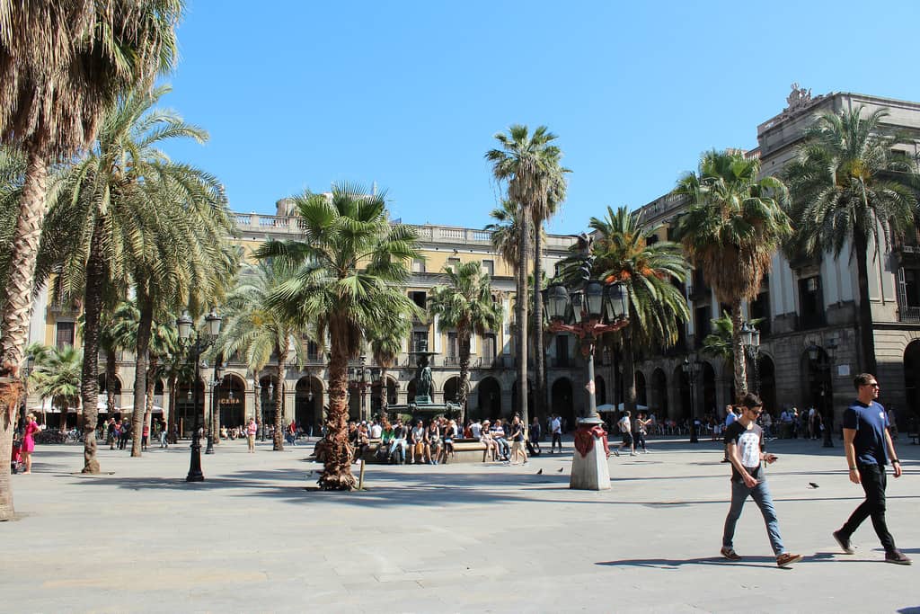 Ou dormir à Barcelone ? Les 8 quartiers incontournables de la ville visite plaza reial barcelone