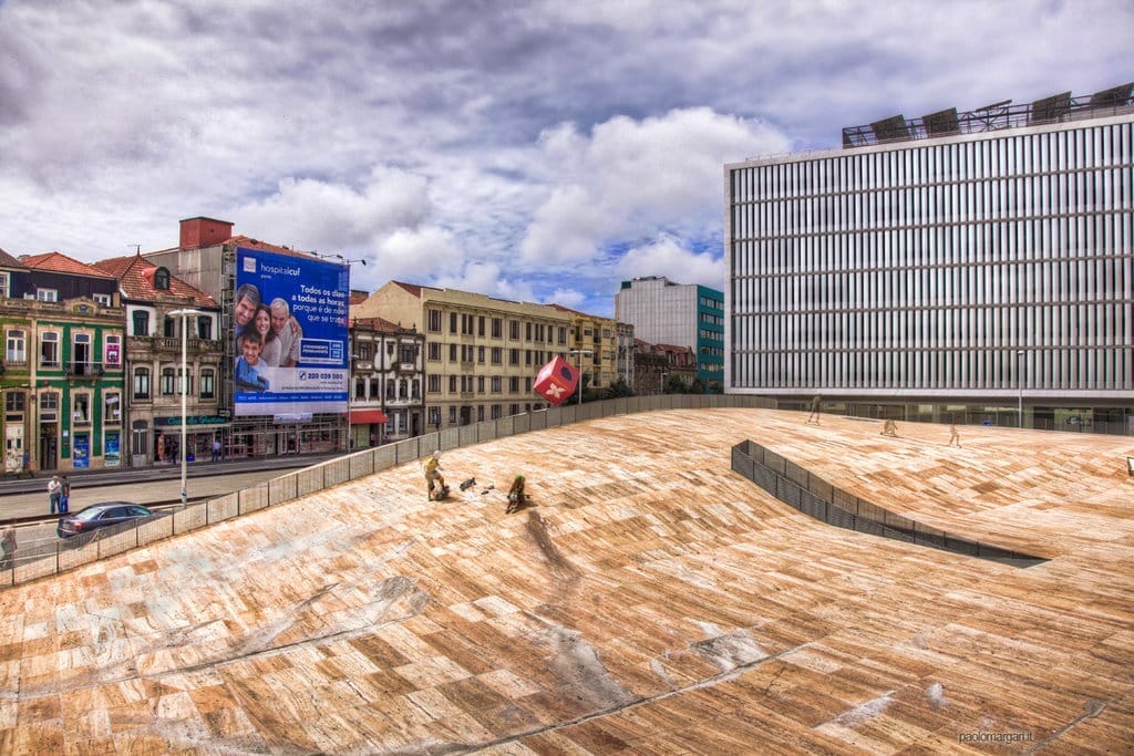 porto_casa_da_musica Porto vue sur la Casa da Musica et son esplanade pour le skateboard