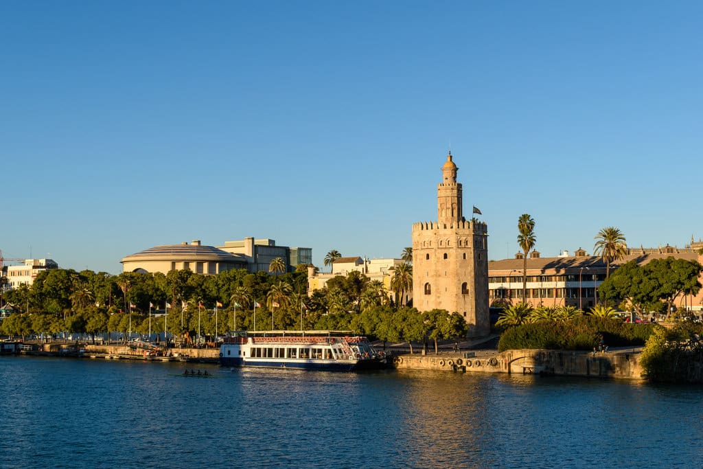 Seville la Tour dorée et le fleuve
