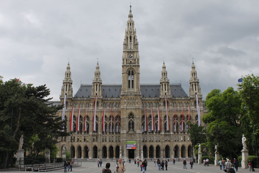 Vienne l'hôtel de ville et sa jolie place