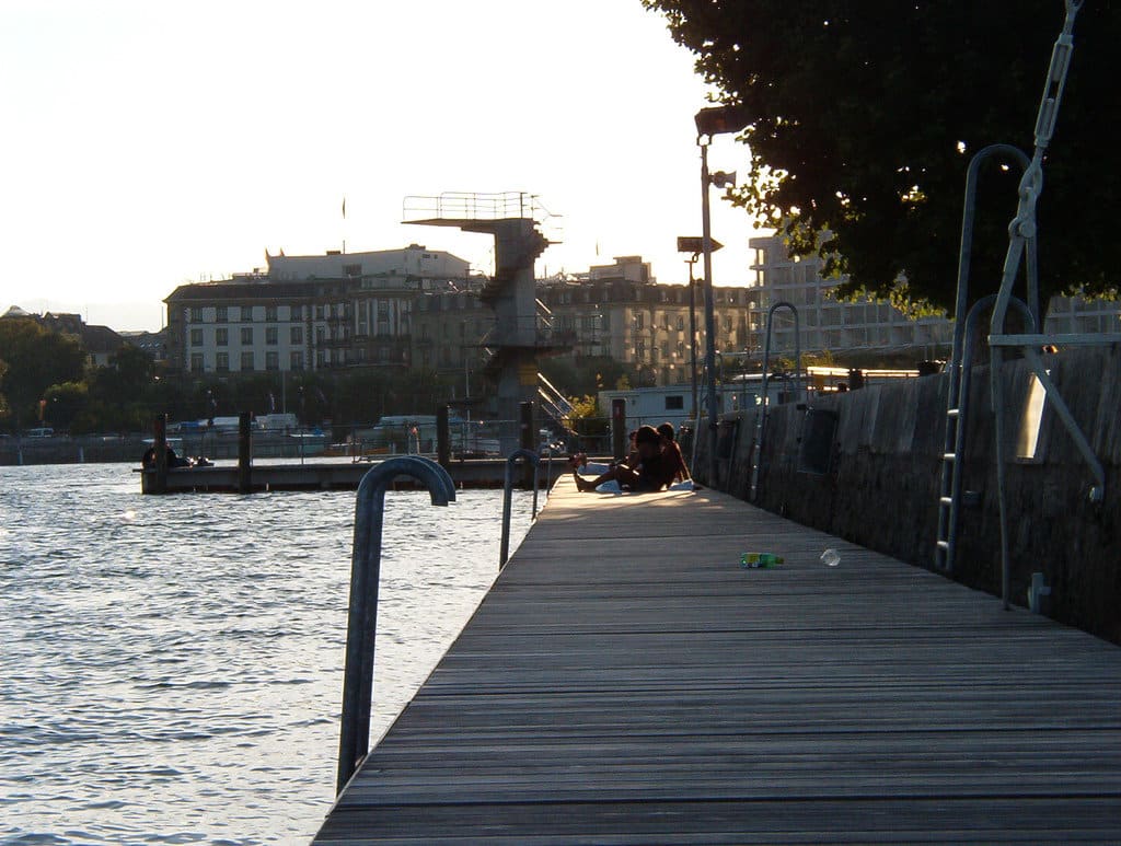 Genève l'agréable plage du Paquis pour se baigner et se désaltérer