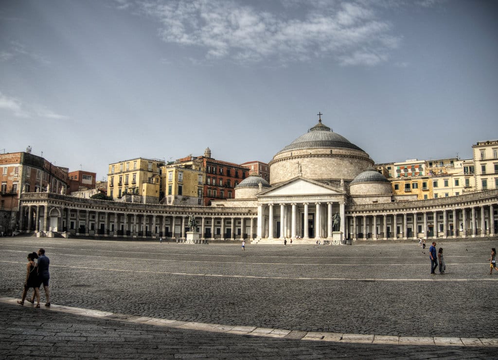 naples_piazza_del_plebiscito La grande place à Naples