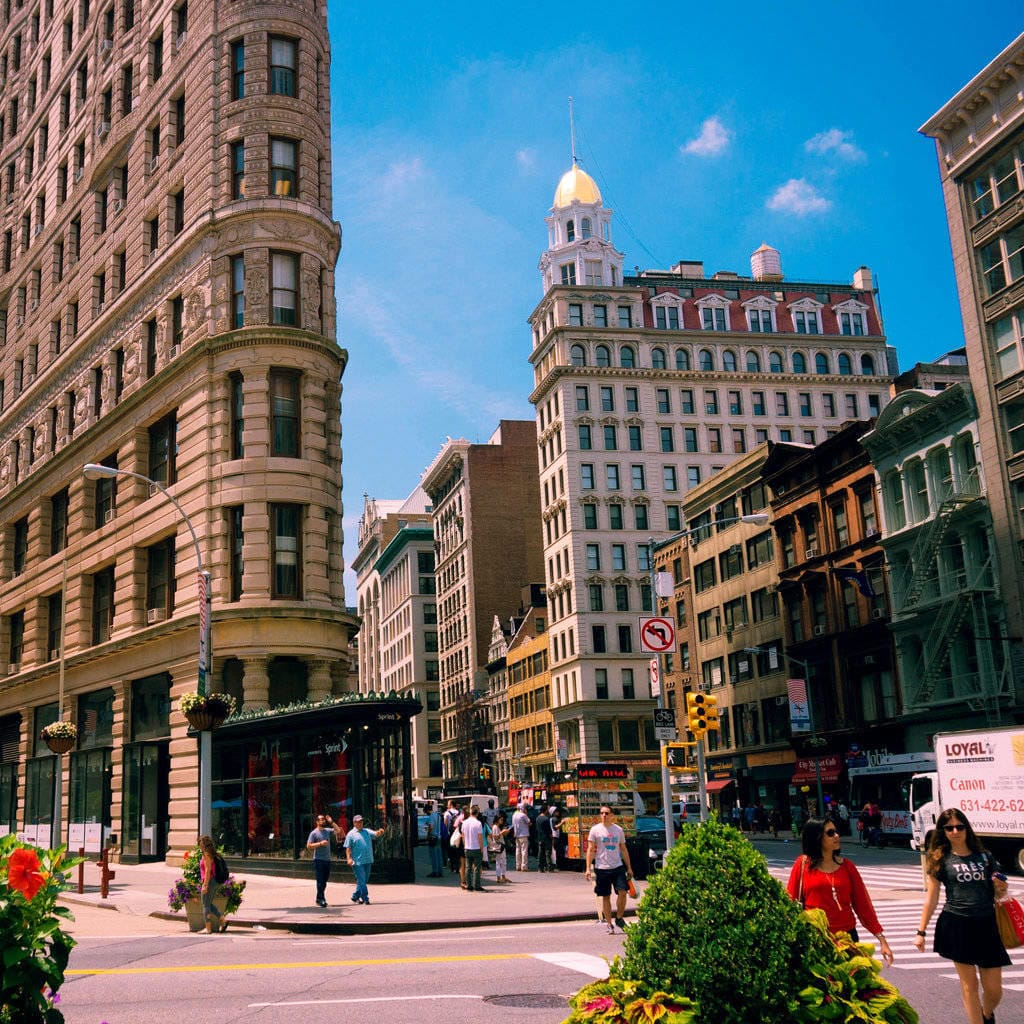 New_york_manhattan_building_flat_design Manhattan et son célèbre immeuble triangulaire