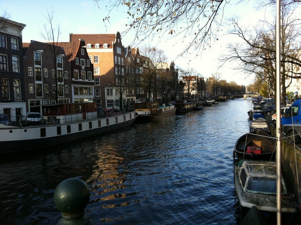 Vue des jolies maisons typiques depuis l'un des canaux à Amsterdam