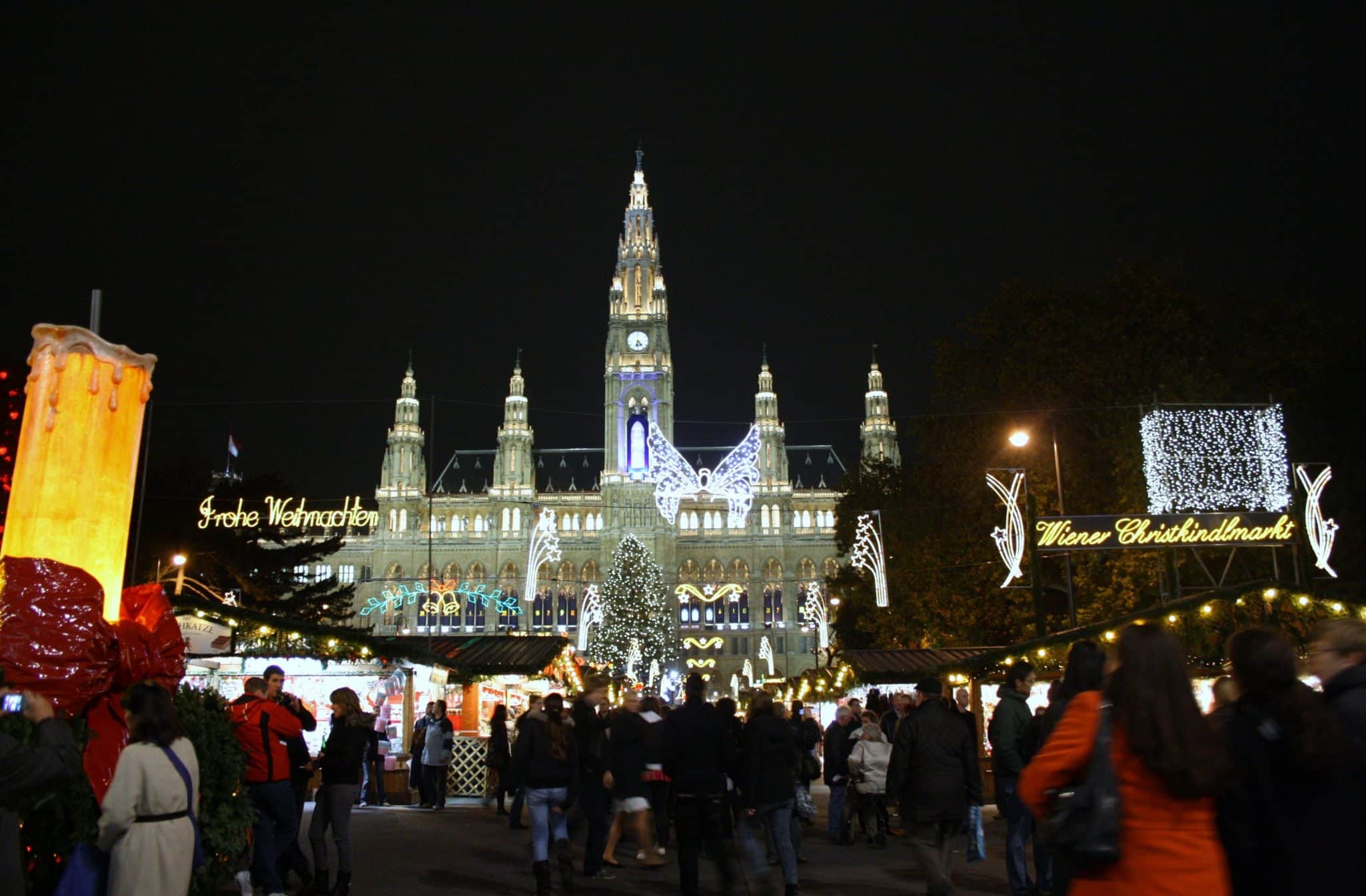 vienne_marche_noel_cathedrale Joli marché très apprécié des habitants sur la place face à la Cathédrale