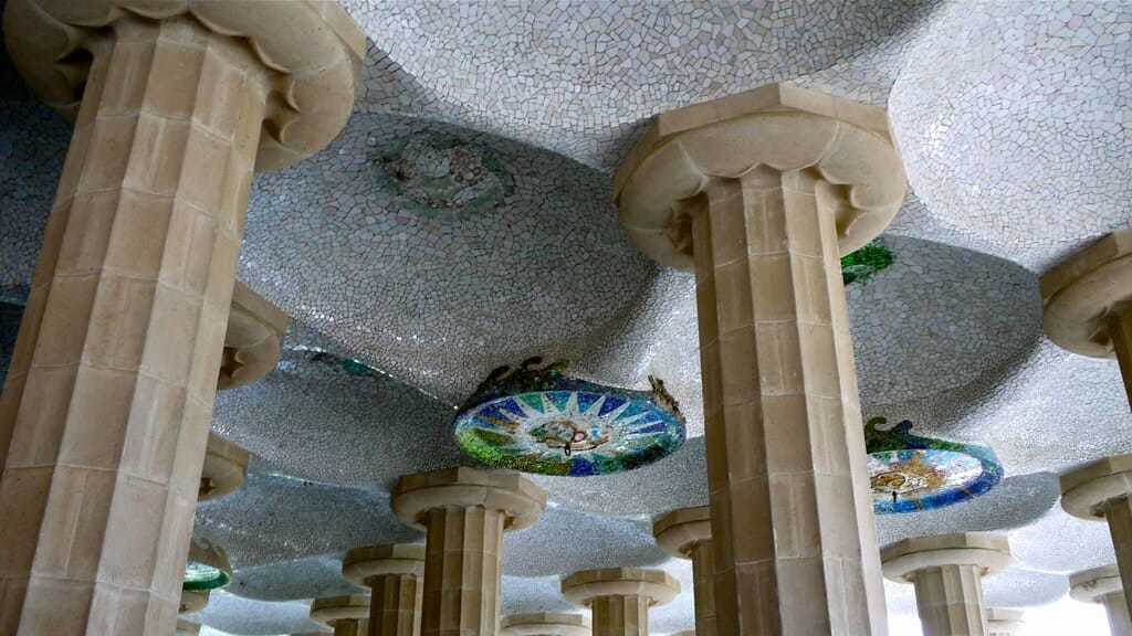 salle_hypostyle les colonnes impressionnantes du parc güell