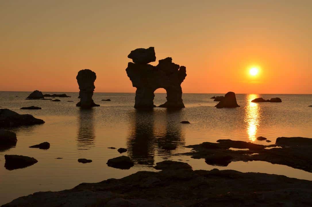 Fårö - crédits photo https://pickit.com/missions/dina-basta-sommarbilder-fran-gotland-201/contributions/faro-raukar-i-solnedgang/