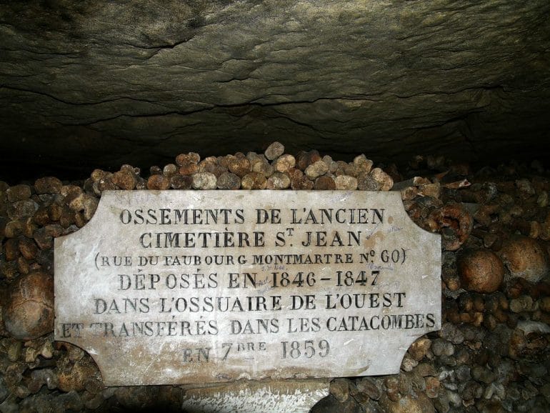 Plaque de l'Ossuaire de Paris : les catacombes