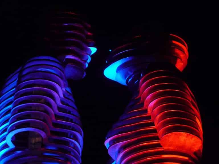 Batoumi Man and Woman - crédits photo http://monde-insolite.fr/statues-bougent-entrelacent/ Batoumi Man and Woman - crédits photo http://monde-insolite.fr/statues-bougent-entrelacent/