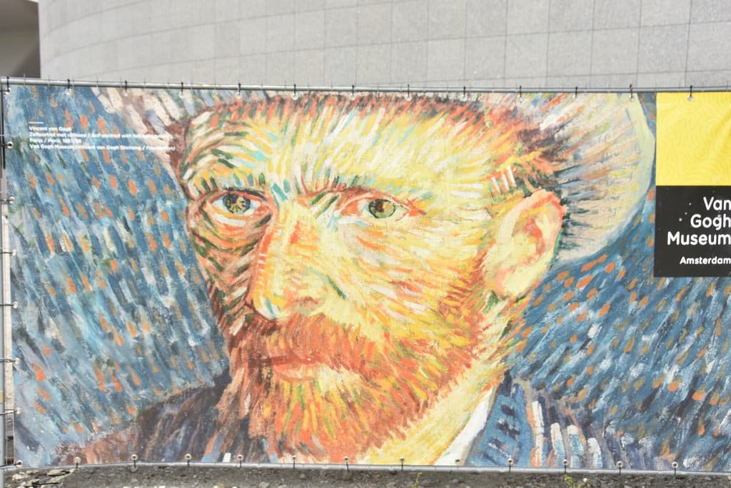 Publicité pour le musée Van Gogh avec l'autoportrait de l'artiste