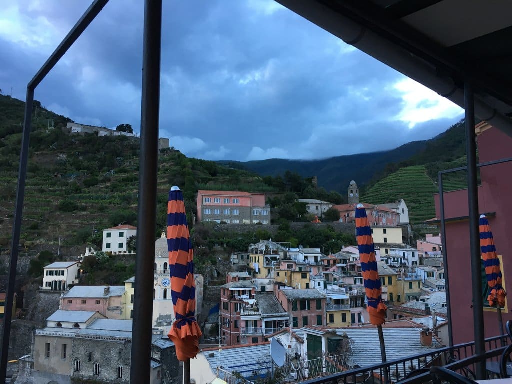 cinque terre Vue panoramique restaurant Vernazza coucher du soleil