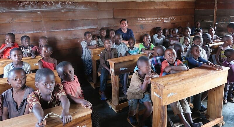 film construction salle classe congo