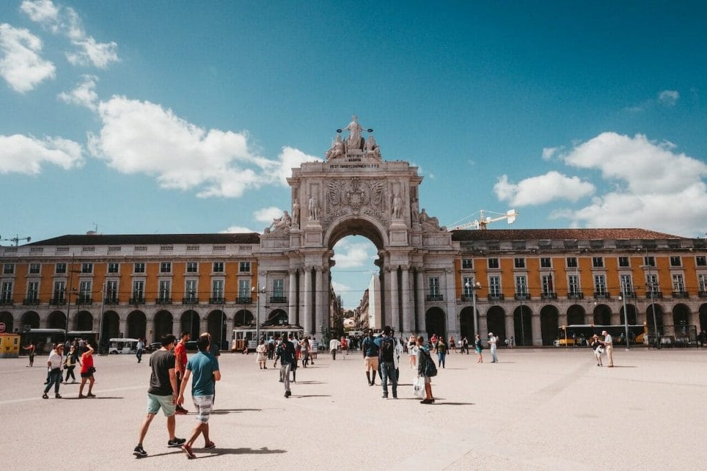 claudio_schwarz_purzlbaum_unsplash lisbonne arc triomphe place du commerce