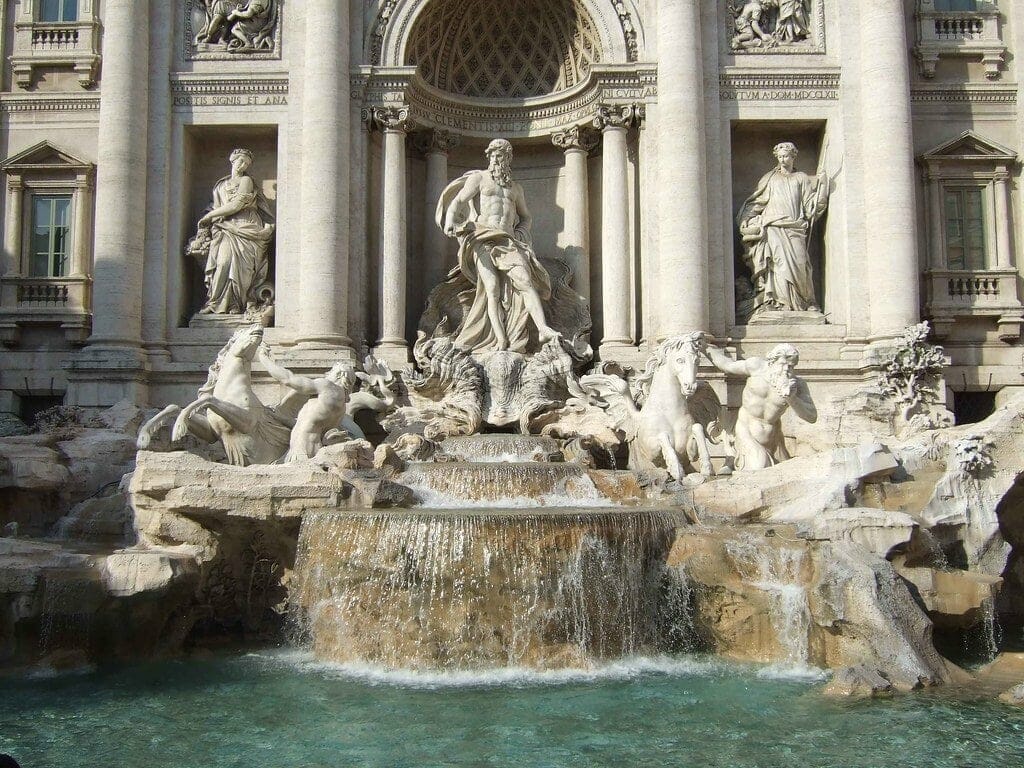 decorations fontaine trevi rome