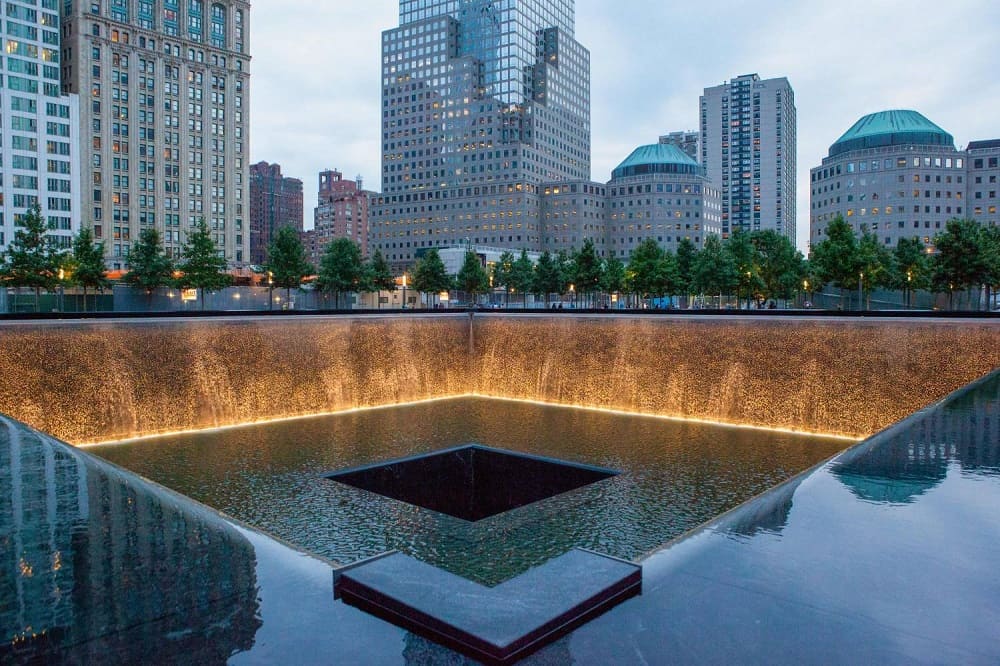 9/11 - photo : https://www.nycgo.com/museums-galleries/9-11-memorial-museum musée de New York 9/11