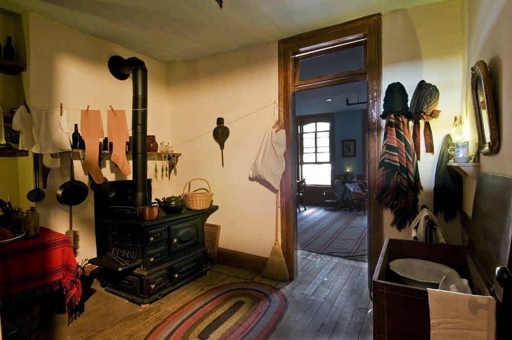 Tenement - photo : https://www.tenement.org/blog/fathers-day-at-97-orchard-street/ immigration New York