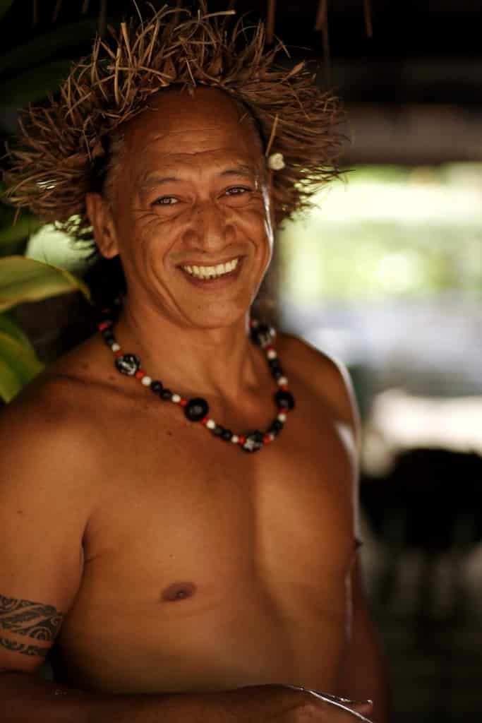 Tenue_traditionnelle_polynesienne_Four_tahitien_chez_Tara tenue traditionnelle polynesie francaise