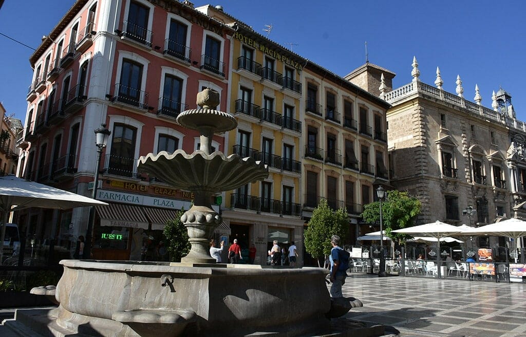 visiter grenade plaza nueva