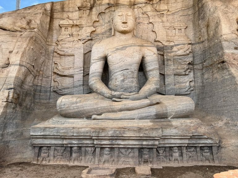 statue bouddha temple polonnaruwa