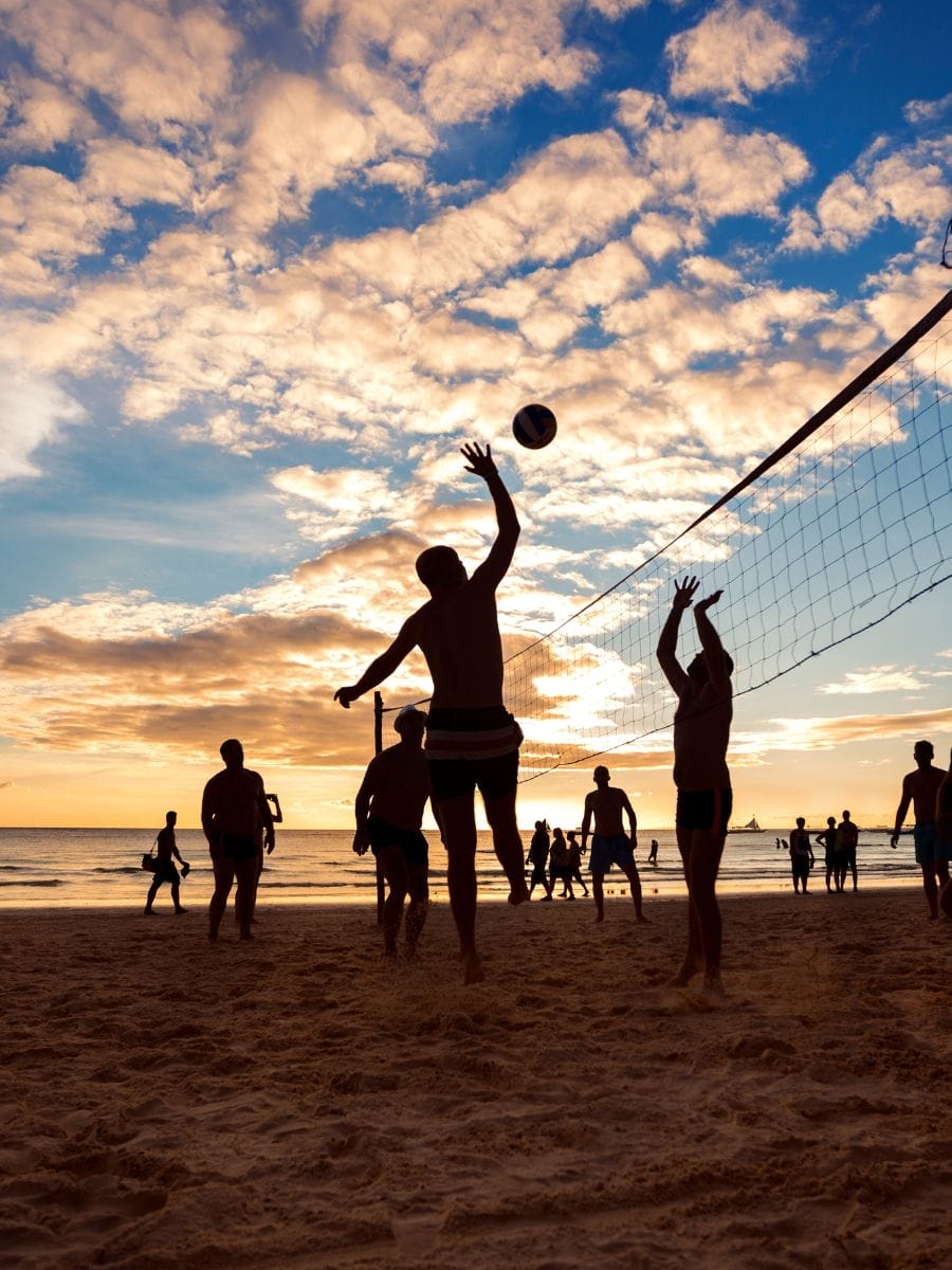 Jouer au volley-ball sur la plage de la Punta