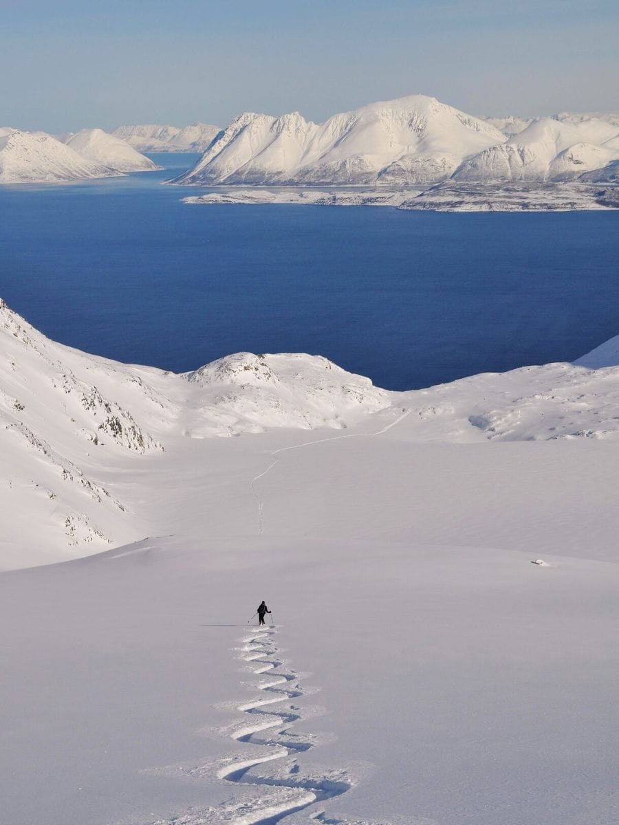 Skier des fjords jusqu’à la mer dans les Alpes de Lyngen